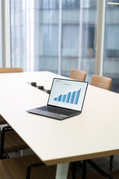 会议桌上打开的笔记本电脑图片下载