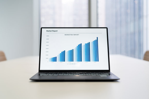 会议桌上打开的笔记本电脑图片下载