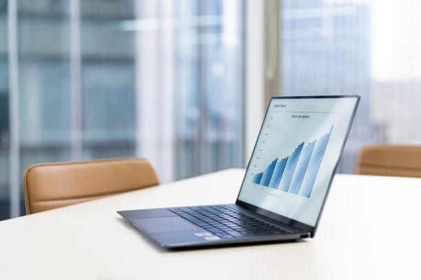 会议桌上打开的笔记本电脑图片下载