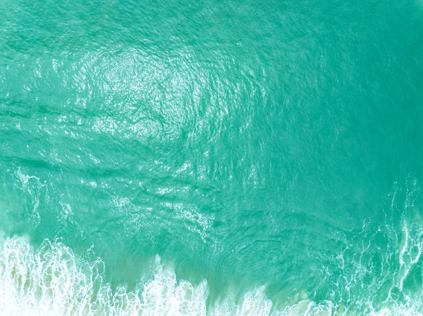 俯视图绿松石风暴海浪与白色泡沫在海洋，海水与飞溅和泡沫，俯视图海浪背景，自然背景照片海洋纹理与波浪软焦点图片下载