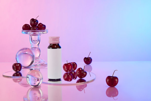 在渐变背景上的宣传照片，从正面看。空标签瓶，玻璃器皿和甜樱桃的左侧特色，空白右侧为产品植入图片下载