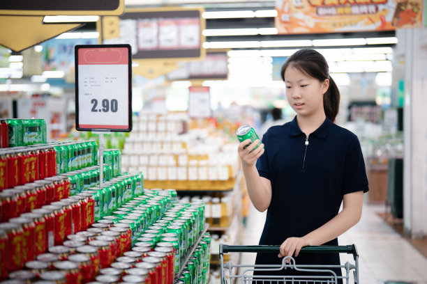 十几岁的女孩在超市购物图片下载