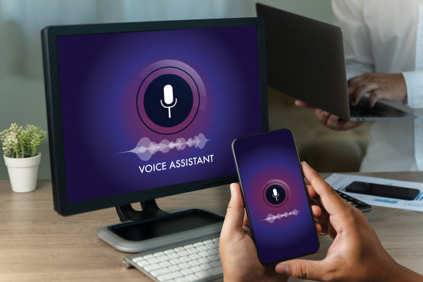 人工智能语音助手与计算机上的数字助理交谈，使用简单的语音信息语音搜索自动化图片下载