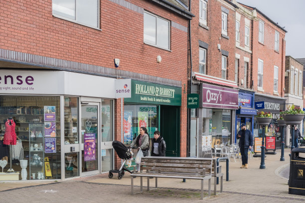 人们正走过大街上的一家慈善商店图片下载