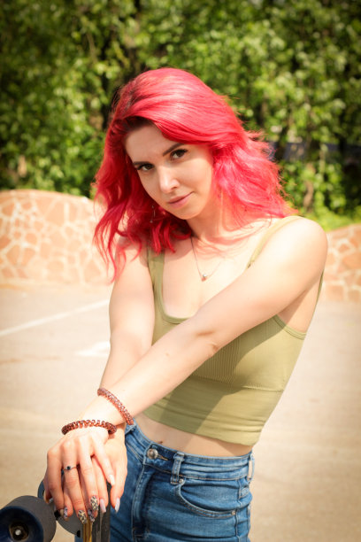 美丽的女孩摆姿势对抗自然。高质量照片图片下载