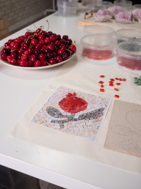 一个垂直的特写平面捕捉了马赛克车间桌子所有充满活力的细节。图片下载