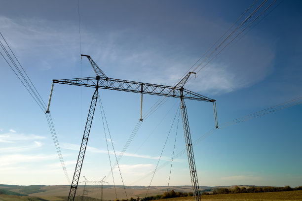 带有高压电线的钢柱，通过电缆长距离输送电能图片下载