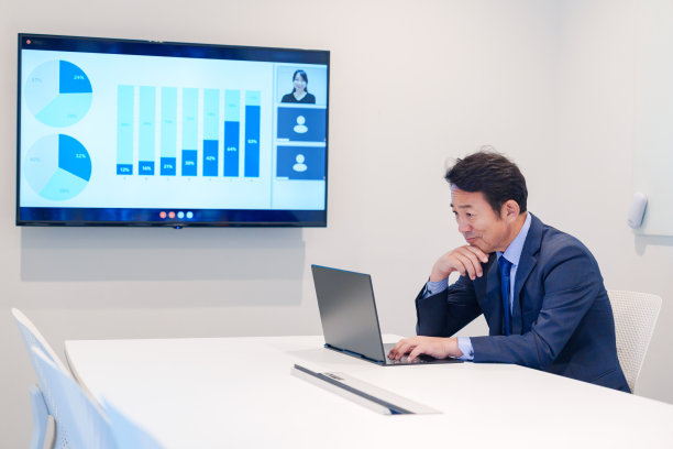 商人在会议室开远程会议图片下载