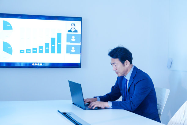 商人在会议室开远程会议图片下载