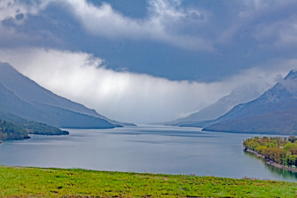 从加拿大俯瞰美国蒙大拿州冰川国家公园北部图片下载