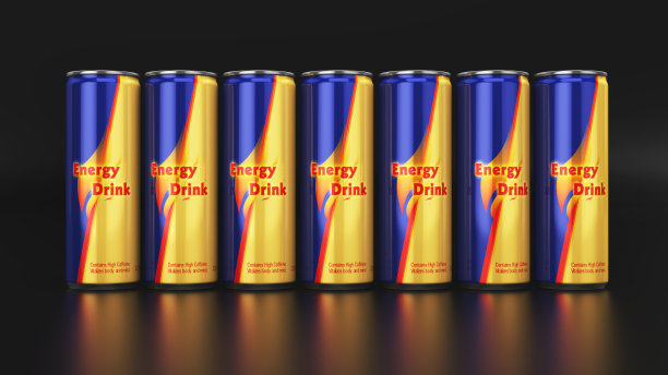 能量饮料罐黑色反射背景，景深图片下载