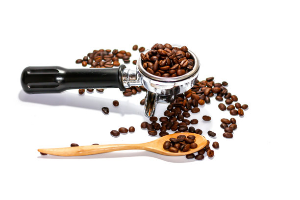 在白色的背景中，把咖啡和咖啡豆放在勺子上。隔离照片风格。图片下载