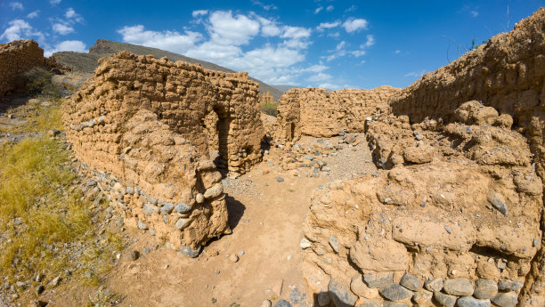 春天的一天，阿曼山区沙漠中被遗弃和腐烂的旧照片图片下载