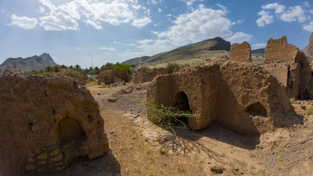 春天的一天，阿曼山区沙漠中被遗弃和腐烂的旧照片图片下载