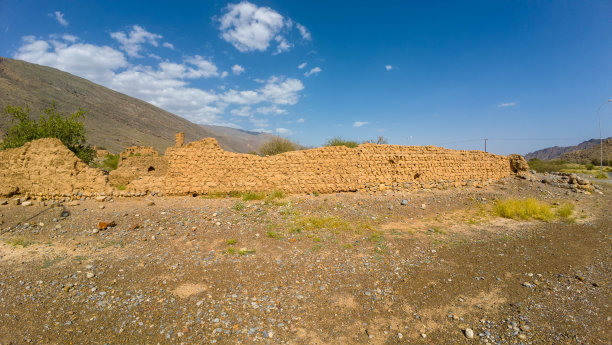 春天的一天，阿曼山区沙漠中被遗弃和腐烂的旧照片图片下载