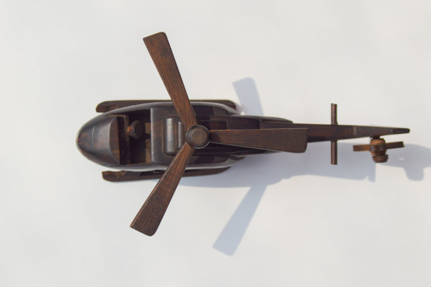 木制直升机玩具图片下载