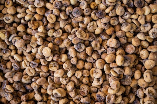 集市上架子上无花果干的俯视图。图片下载