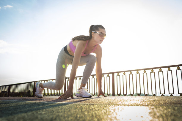 运动透明背景。赛跑运动员起跑了。图片下载