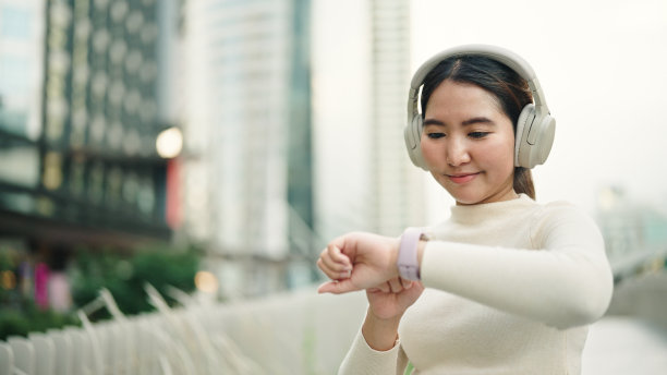 女性在城市中使用智能手表。图片下载