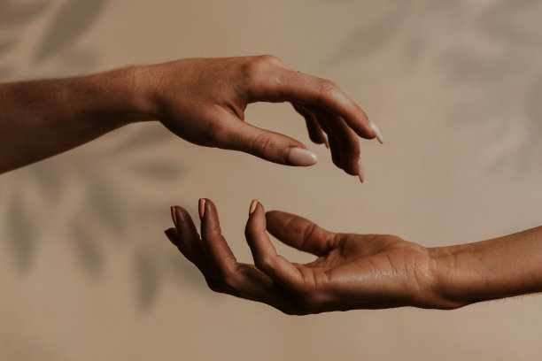 女人的手晒得黝黑，美得唯美图片下载