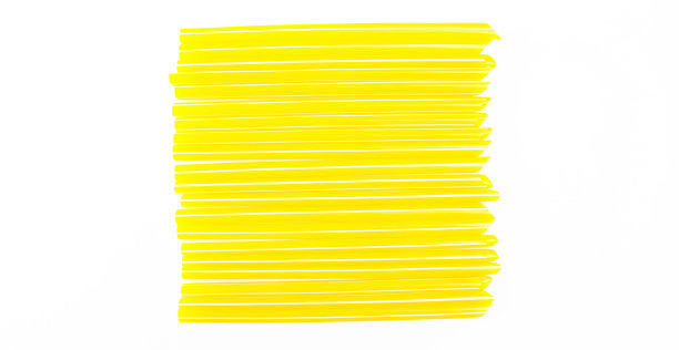 彩色的一排塑料吸管被隔离在白色的背景和空白的空间。深场孔照片图片下载