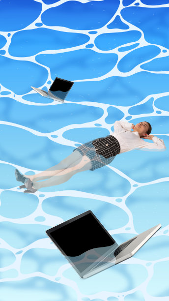 当代艺术拼贴。完美的夏日逃离工作和日常。女性，办公室职员，在泳池里放松地漂浮着，周围是漂浮的笔记本电脑。图片下载