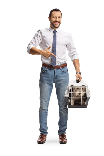 一名男子拿着一个宠物笼和一只西威狗，指着图片下载