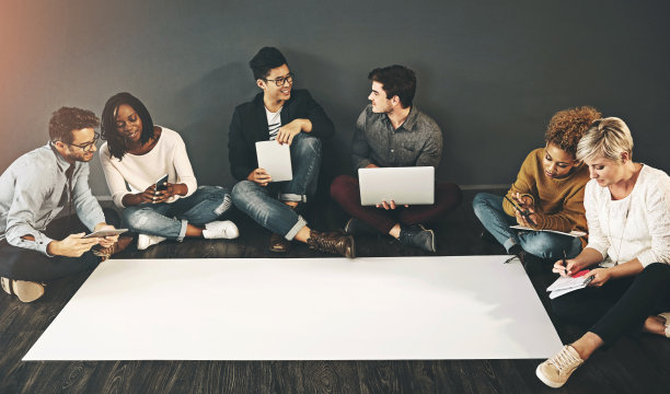 横幅，技术和商务人员在办公楼层与模型的创意，规划或数字机构推广墙上的背景。海报，协作或网页设计团队与应用程序头脑风暴图片下载