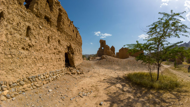 春天的一天，阿曼山区沙漠中被遗弃和腐烂的旧照片图片下载
