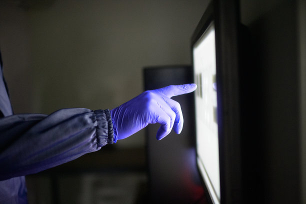 实验室罩手触屏图片下载