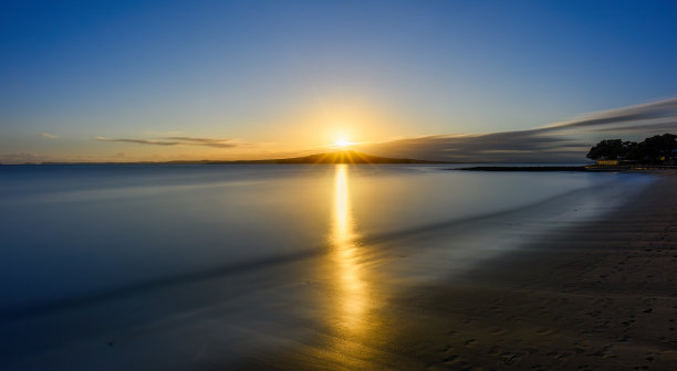 朗伊托托岛山顶日出的长时间曝光照片。米尔福德港海滩。奥克兰。图片下载