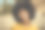 在户外对着相机微笑的非洲妇女-在户外大笑的卷发非洲妇女的肖像照片-快乐的人们生活方式的概念图片下载