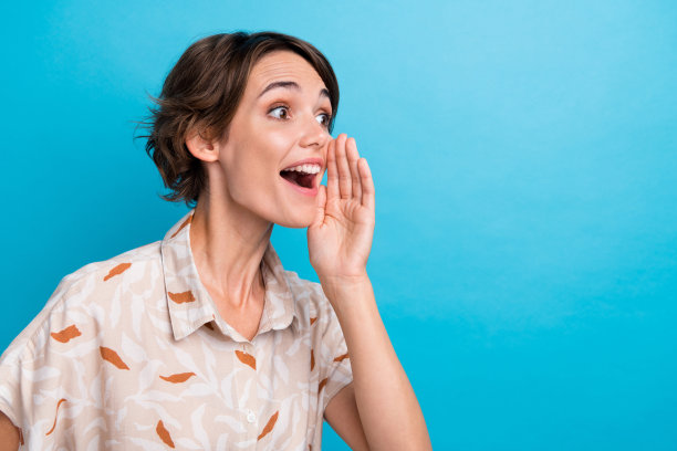 惊讶的女士手近嘴的侧面照片在蓝色背景上传达出孤立的空间图片下载