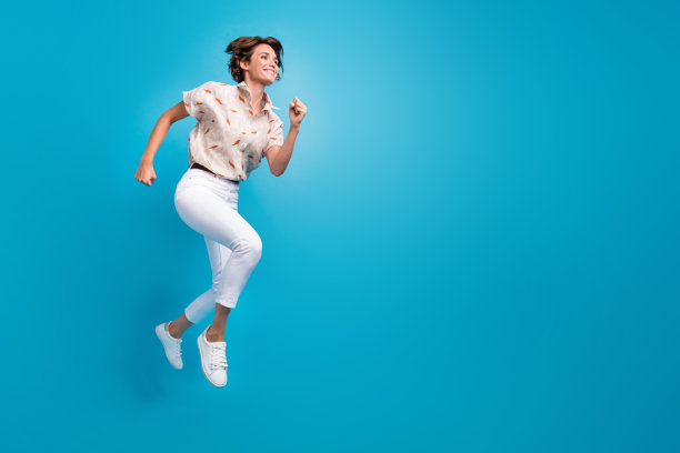 时髦欢快的快乐女孩的全长照片去快速寻找空白空间孤立的蓝色背景图片下载