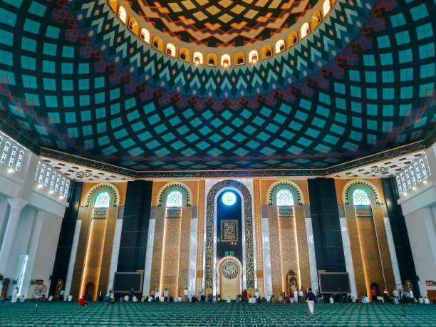 泗水阿克巴清真寺主厅天花板的宏伟建筑设计图片下载