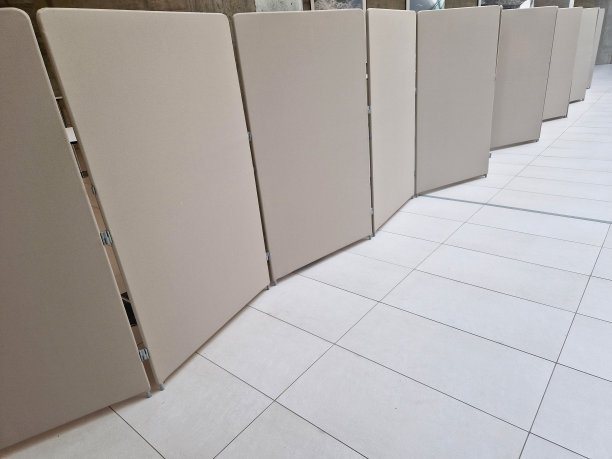 分隔隔墙围绕办公空间开放。柔软织物表面图片下载