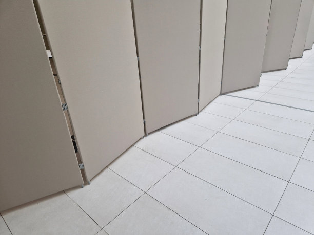 分隔隔墙围绕办公空间开放。柔软织物表面图片下载