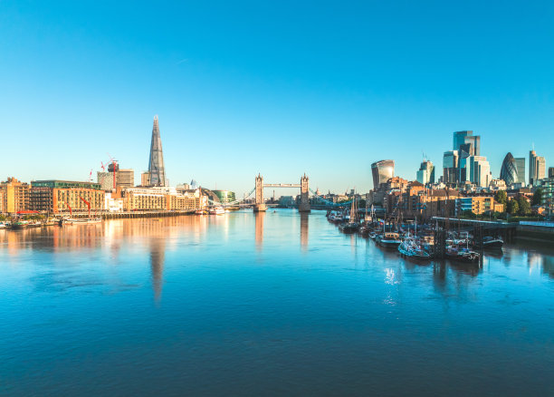 鸟瞰伦敦的天际线和塔桥图片下载