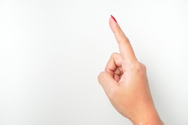 高举的女人的手涂着鲜红色的指甲油，这是一个指向或触摸的手势。隔离在白色背景上-剪掉图片下载