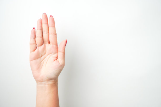 一个涂着鲜红色指甲油的女人的手正在做一个张开的手势。隔离在白色背景上-剪掉图片下载