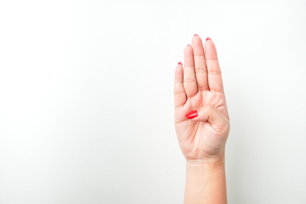 一个涂着鲜红色指甲油的女人的手竖起了四个手指。食指，中指，无名指和小指抬起。隔离在白色背景上-剪掉图片下载
