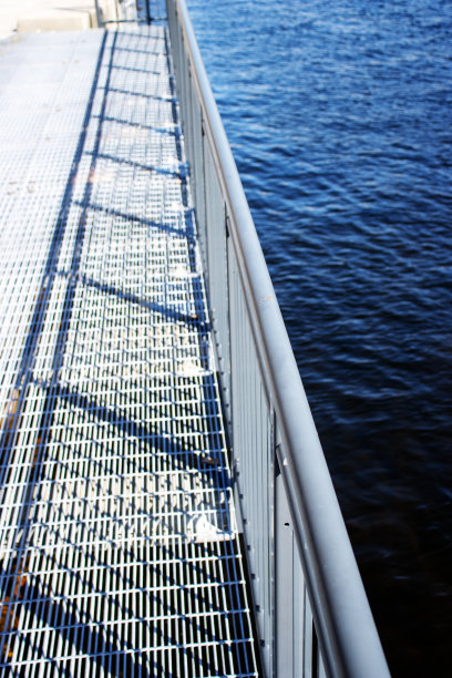 钢栏杆和小路悬在深蓝色的水面上图片下载