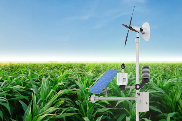 在野外安装太阳能电池板的气象站图片下载