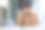 震惊和沮丧的年轻印度男子坐在办公桌前，带着笔记本电脑，皱巴巴地扔掉了纸，疲惫和沮丧地抱着头寻找新的想法图片下载