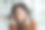 一个年轻女子在家里遭受严重的头痛和偏头痛的特写照片。他双手抱头，按摩，感受到强烈的紧张和压力图片下载