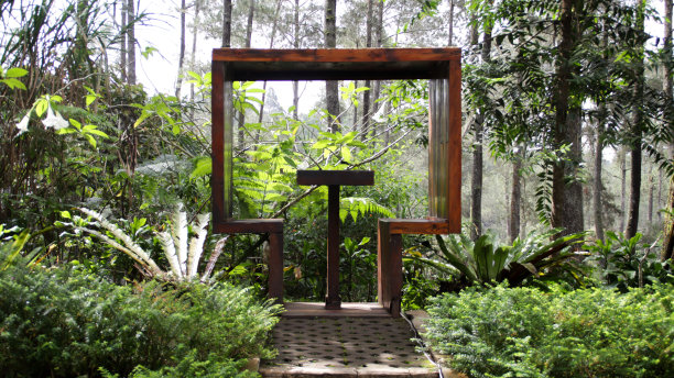 风景优美的户外照片点与木框在郁郁葱葱的绿色植物和森林背景，完美的夫妇放松和享受大自然图片下载