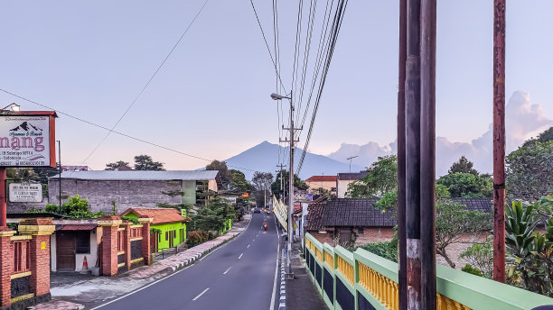 在萨拉蒂加市，摩托车手行驶在通往梅尔巴布山的空旷道路上图片下载