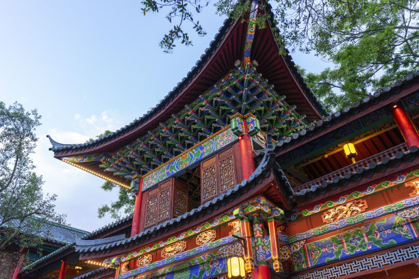 美丽的木甫宫在丽江古城傍晚的灯光，中国丽江。图片下载