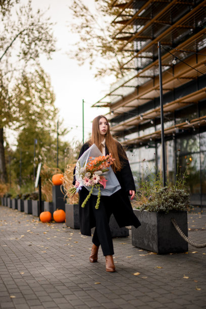 一个年轻漂亮的女人手里拿着一大束原装鲜花图片下载