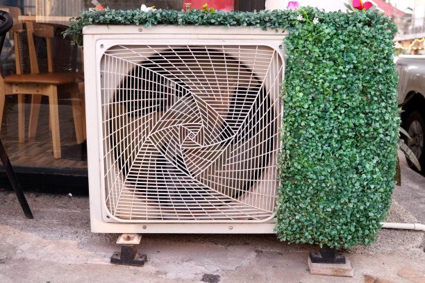 空调压缩机覆盖人工厂房。图片下载